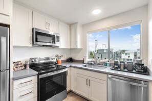 Comfort Double Room | Private kitchen | Fridge, microwave, oven, stovetop - Emerald Hill City Retreat - 2BR (Seattle)