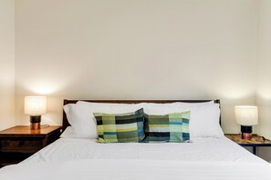 Kamar Double Comfort | Meja kerja, ruang kerja ramah laptop, dan setrika/meja setrika