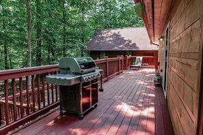 Property grounds - Jake's Hideaway: 5 bedroom, Dog Friendly, Located in Coosawattee River Resort (Ellijay)