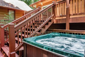 Outdoor spa tub - Jake's Hideaway: 5 bedroom, Dog Friendly, Located in Coosawattee River Resort (Ellijay)