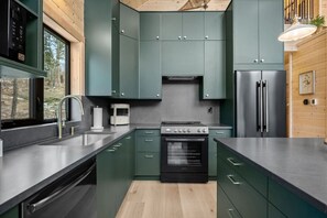 Réfrigérateur, micro-ondes, four, plaque de cuisson