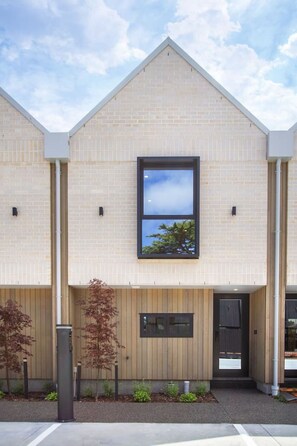 Exterior detail - Sunny Colombo St stay. Secure Parking, King beds (Christchurch)