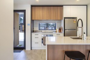 Fridge, microwave, oven, stovetop - Sunny Colombo St stay. Secure Parking, King beds (Christchurch)