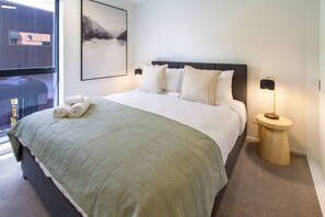 Iron/ironing board, travel cot, WiFi, bed sheets - Contemporary 2BR Stay for 6 with Private Patio (Christchurch)