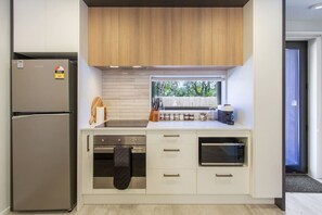 Fridge, microwave, oven, stovetop - Contemporary 2BR Stay for 6 with Private Patio (Christchurch)