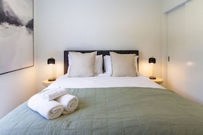 Iron/ironing board, travel cot, WiFi, bed sheets - Contemporary 2BR Stay for 6 with Private Patio (Christchurch)