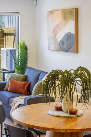 TV, ping pong - Serenity in the City Centre. Sleeps 6, has carpark (Christchurch)