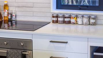 Fridge, oven, stovetop, dishwasher