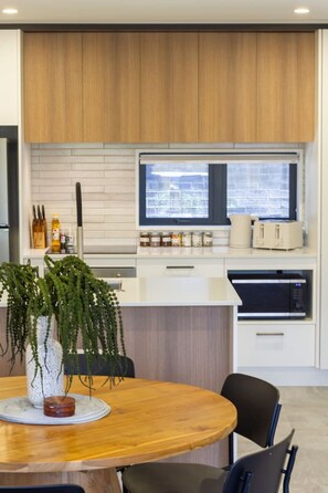 Dining - Serenity in the City Centre. Sleeps 6, has carpark (Christchurch)