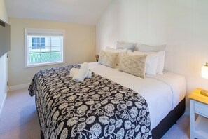 Iron/ironing board, travel cot, WiFi, bed sheets - Classic and Comfy Townhouse + Carpark on Colombo (Christchurch)