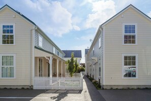 Exterior - Classic and Comfy Townhouse + Carpark on Colombo (Christchurch)