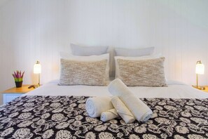 Iron/ironing board, travel cot, WiFi, bed sheets - Classic and Comfy Townhouse + Carpark on Colombo (Christchurch)