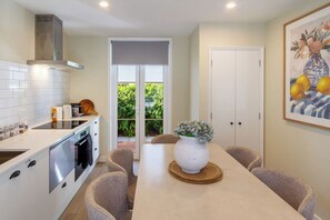 Fridge, microwave, oven, stovetop - Classic and Comfy Townhouse + Carpark on Colombo (Christchurch)