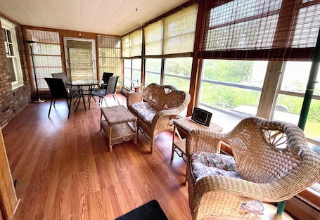 Interior. Cozy 2-bedroom Apartment within Walking Distance to Mass MoCA and Downtown