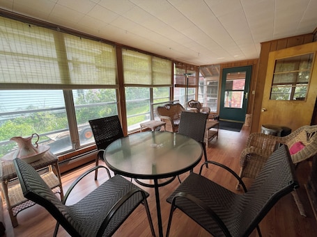 Dining. Cozy 2-bedroom Apartment within Walking Distance to Mass MoCA and Downtown