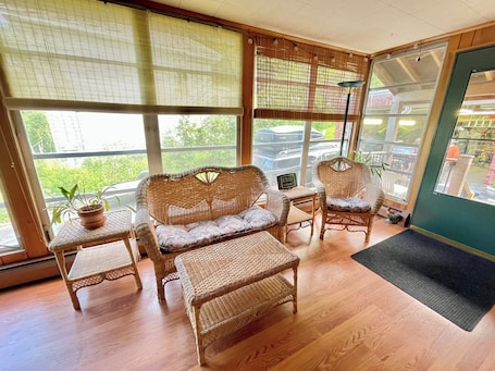 Smart TV. Cozy 2-bedroom Apartment within Walking Distance to Mass MoCA and Downtown
