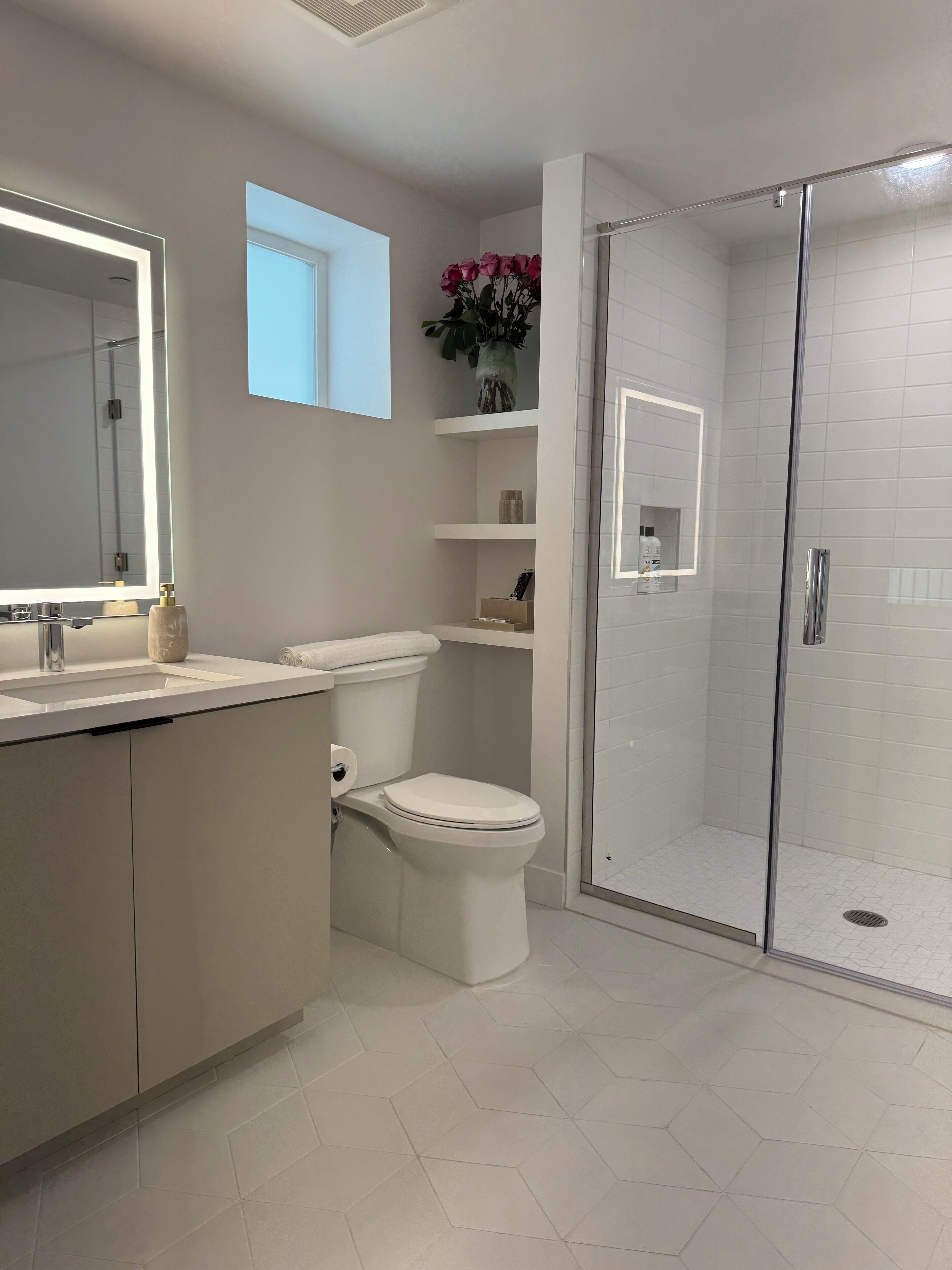 Een douche, een haardroger, handdoeken, zeep