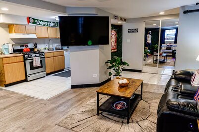 Wrigleyville Oasis • Modern Comfort Steps from Wrigley Field
