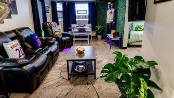 1 chambre, bureau, fer et planche à repasser, lit de bébé portatif