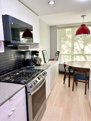 Private kitchen - Cozy 2-bedroom townhome in beautiful Vancouver with AC (Vancouver)