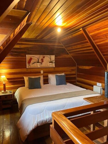 Home & Hosting - Double Room with Balcony (3 Adults)