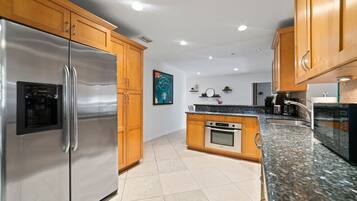 Een koelkast, een magnetron, een oven, een kookplaat