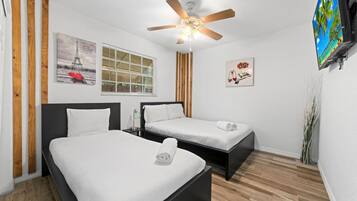 Een strijkplank/strijkijzer, wifi, beddengoed