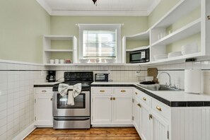 Private kitchen - Midtown Hideaway - simple, cozy and convenient (Sewanee)