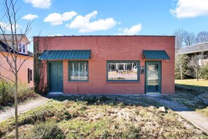 Exterior - Midtown Hideaway - simple, cozy and convenient (Sewanee)
