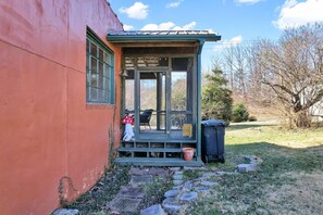 Terrace/patio - Midtown Hideaway - simple, cozy and convenient (Sewanee)