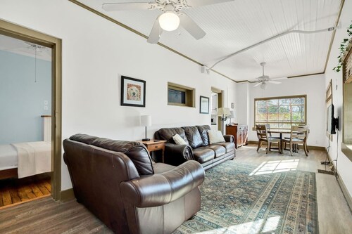 Midtown Hideaway - simple, cozy and convenient