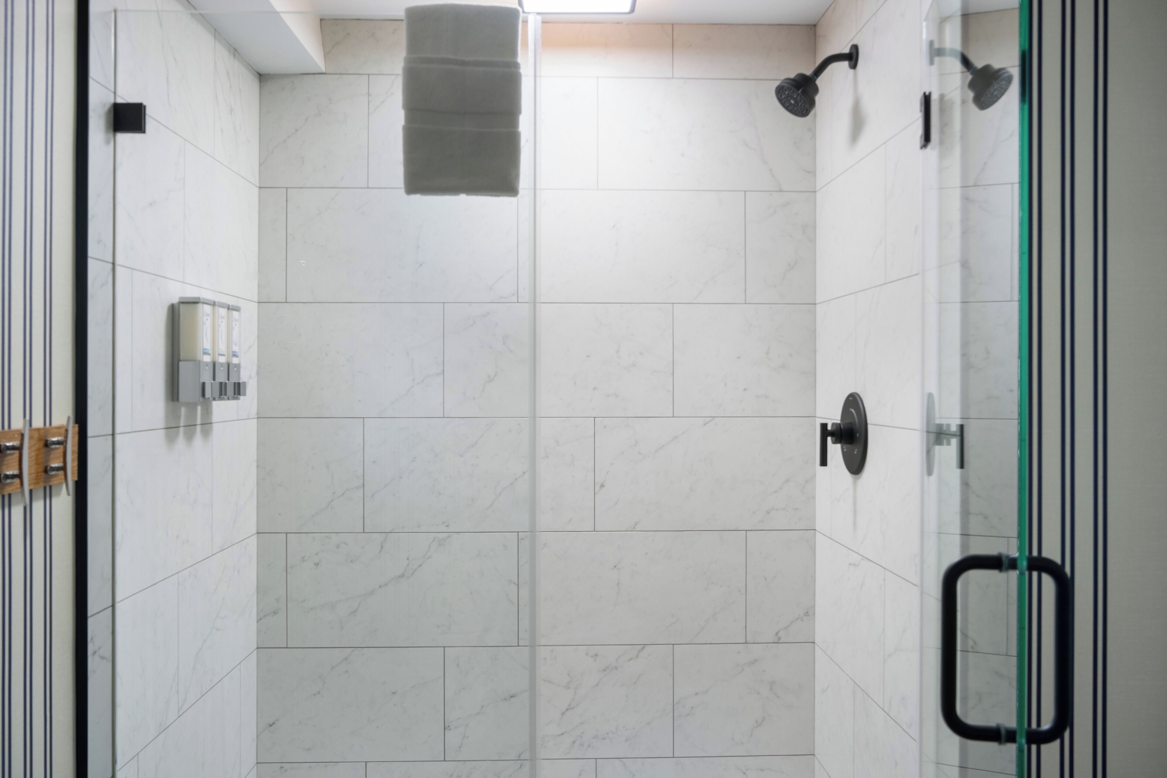 Douche, séchoir à cheveux, serviettes fournies, savon