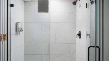 Douche, séchoir à cheveux, serviettes fournies, savon