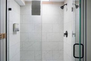 Shower, hair dryer, towels, soap - New Boutique Ocean Escape l Downtown l King Bed l ADA (Newburyport)