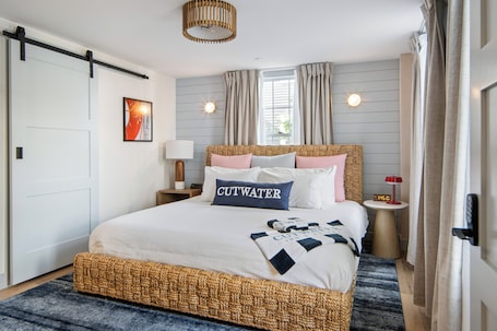 1 bedroom, iron/ironing board, travel cot, free WiFi. New Boutique Ocean Escape l Downtown l King Bed l ADA