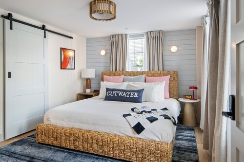 New Boutique Ocean Escape l Downtown l King Bed l ADA