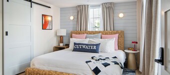 New Boutique Ocean Escape l Downtown l King Bed l ADA