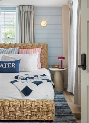 1 bedroom, iron/ironing board, travel cot, free WiFi - New Boutique Ocean Escape l Downtown l King Bed l ADA (Newburyport)