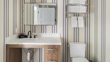 Een douche, een haardroger, handdoeken, zeep