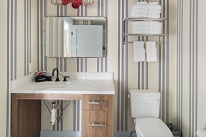 Een douche, een haardroger, handdoeken, zeep