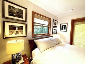 3 bedrooms, iron/ironing board, travel crib, WiFi - Charming Home in Penngrove (Penngrove)
