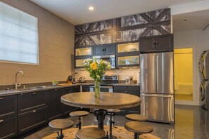 Fridge, microwave, oven, stovetop - Petaluma Warehouse Loft (Petaluma)