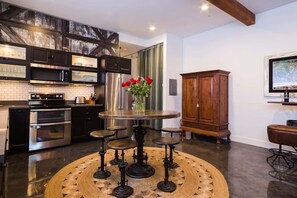 Refrigerador, microondas, horno, placa de cocina