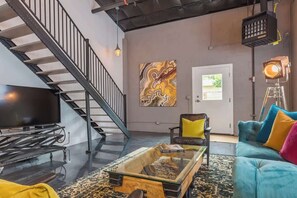TV, offices - Petaluma Warehouse Loft (Petaluma)