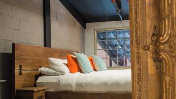 Iron/ironing board, travel crib, WiFi, bed sheets