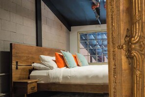 Iron/ironing board, travel crib, WiFi, bed sheets - Petaluma Warehouse Loft (Petaluma)