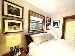 5 bedrooms, iron/ironing board, travel crib, WiFi - Charming Penngrove Compound (Penngrove)