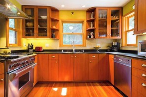 Fridge, microwave, oven, stovetop - Charming Penngrove Compound (Penngrove)