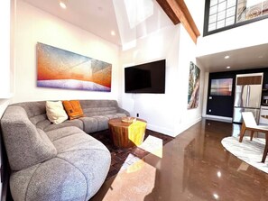 Een televisie en een kantoor