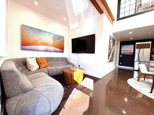 Una televisión, una oficina